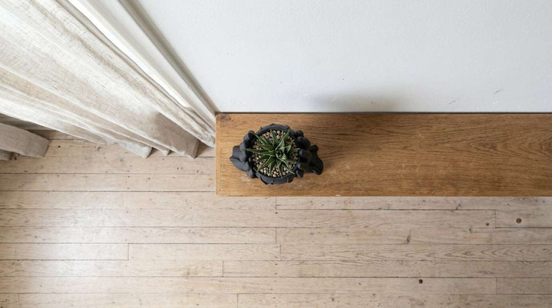 Sussurro del Vuoto — Vaso Scultoreo "Mani" in Resina Nera Opaca (30 cm) - Taraflo