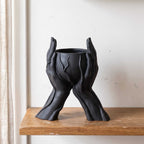 Sussurro del Vuoto — Vaso Scultoreo "Mani" in Resina Nera Opaca (30 cm) - Taraflo