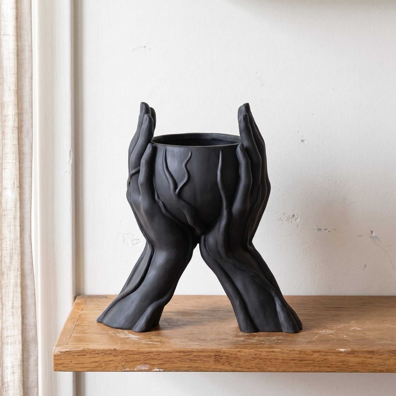 Sussurro del Vuoto — Vaso Scultoreo "Mani" in Resina Nera Opaca (30 cm) - Taraflo
