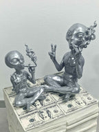 Alieno con Sigaro — Statuetta da Collezione in Resina - Taraflo