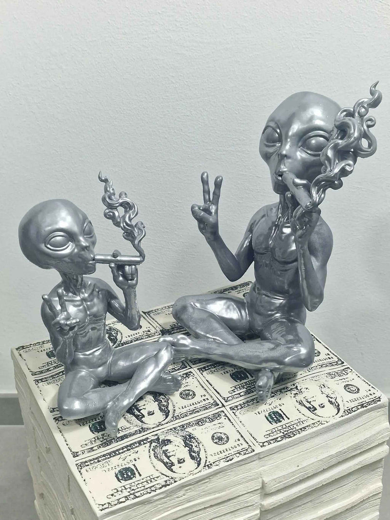 Alieno con Sigaro — Statuetta da Collezione in Resina - Taraflo
