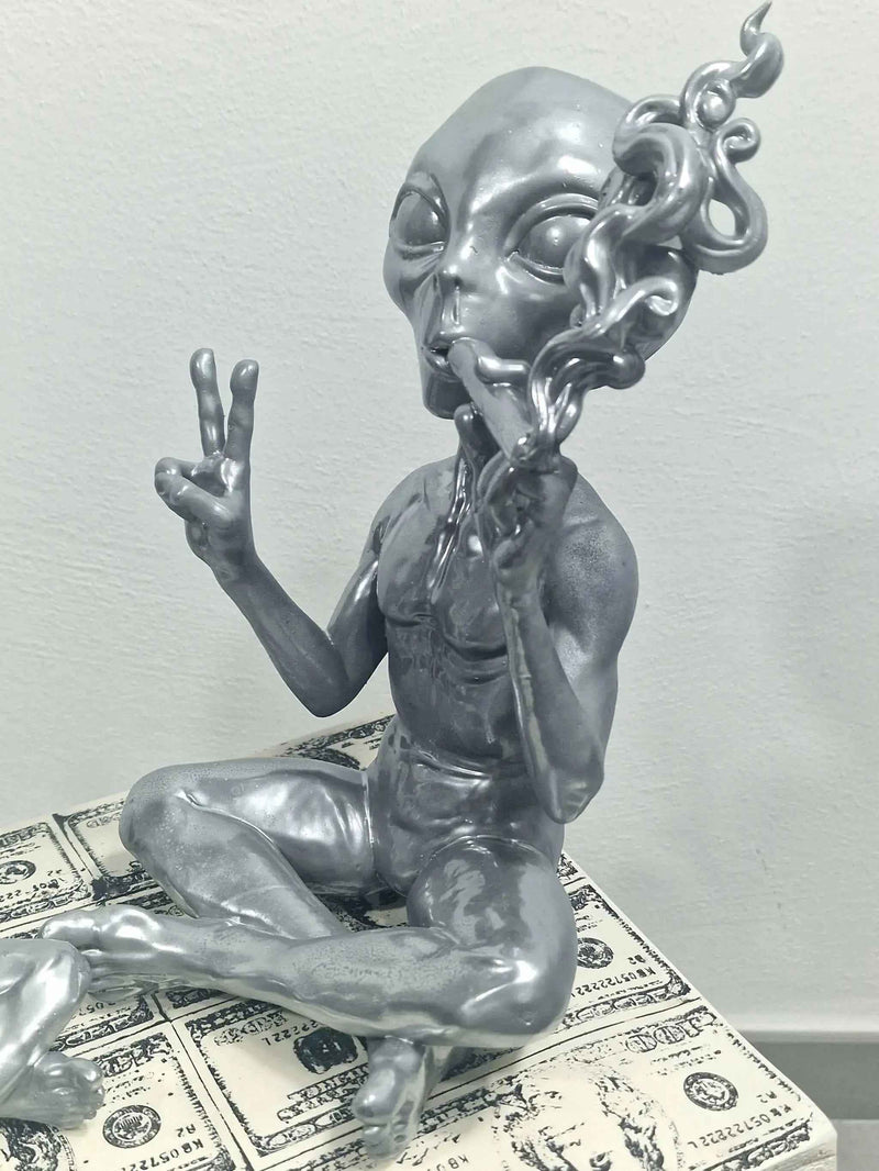 Alieno con Sigaro — Statuetta da Collezione in Resina - Taraflo