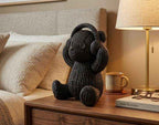 Orsetto «Tech-Cozy» con Cuffie — Statuetta in Resina Nera Opaca (Effetto Maglia) - Taraflo