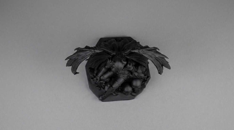 Statuetta Morrigan gotica, vista laterale con spada