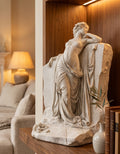 Dettaglio del drappeggio della scultura Venere alla Roccia in effetto marmo