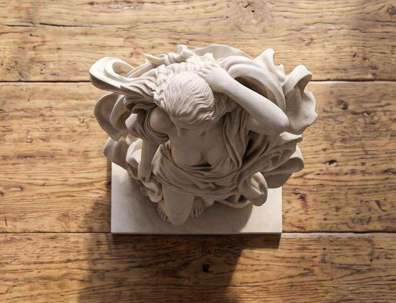 Scultura "Venere nel Vento" – Statua Classica con Drappeggio Fluido in Resina Effetto Gesso