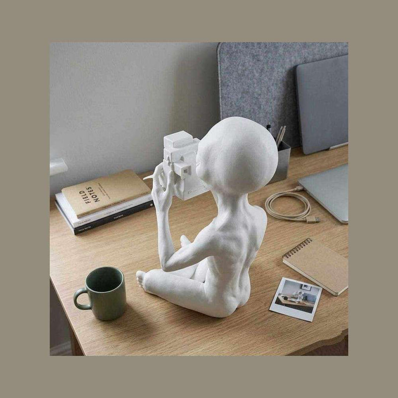 Alieno con Fotocamera Polaroid — Statuetta da Collezione in Resina - Taraflo