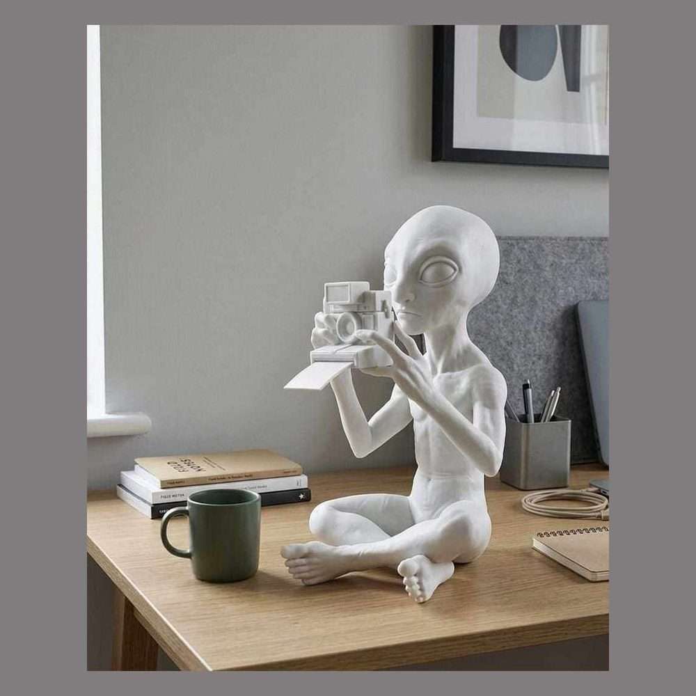Alieno con Fotocamera Polaroid — Statuetta da Collezione in Resina - Taraflo