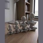 Alieno con Libro — Statuetta da Collezione in Resina - Taraflo