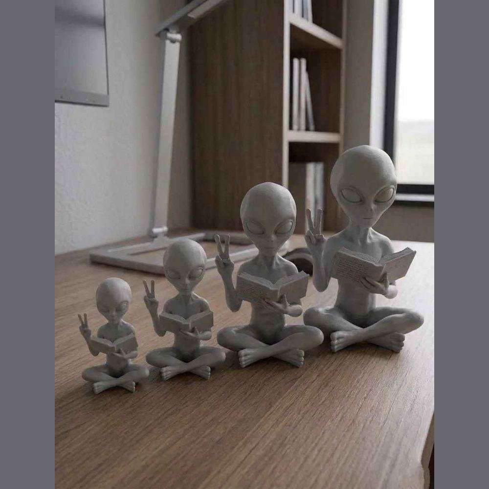 Alieno con Libro — Statuetta da Collezione in Resina - Taraflo
