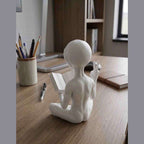 Alieno con Libro — Statuetta da Collezione in Resina - Taraflo