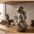 Astronauta sulla Luna — Statuetta da Scrivania in Resina - Taraflo