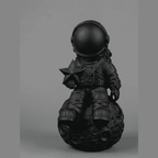 Astronauta sulla Luna — Statuetta da Scrivania in Resina - Taraflo