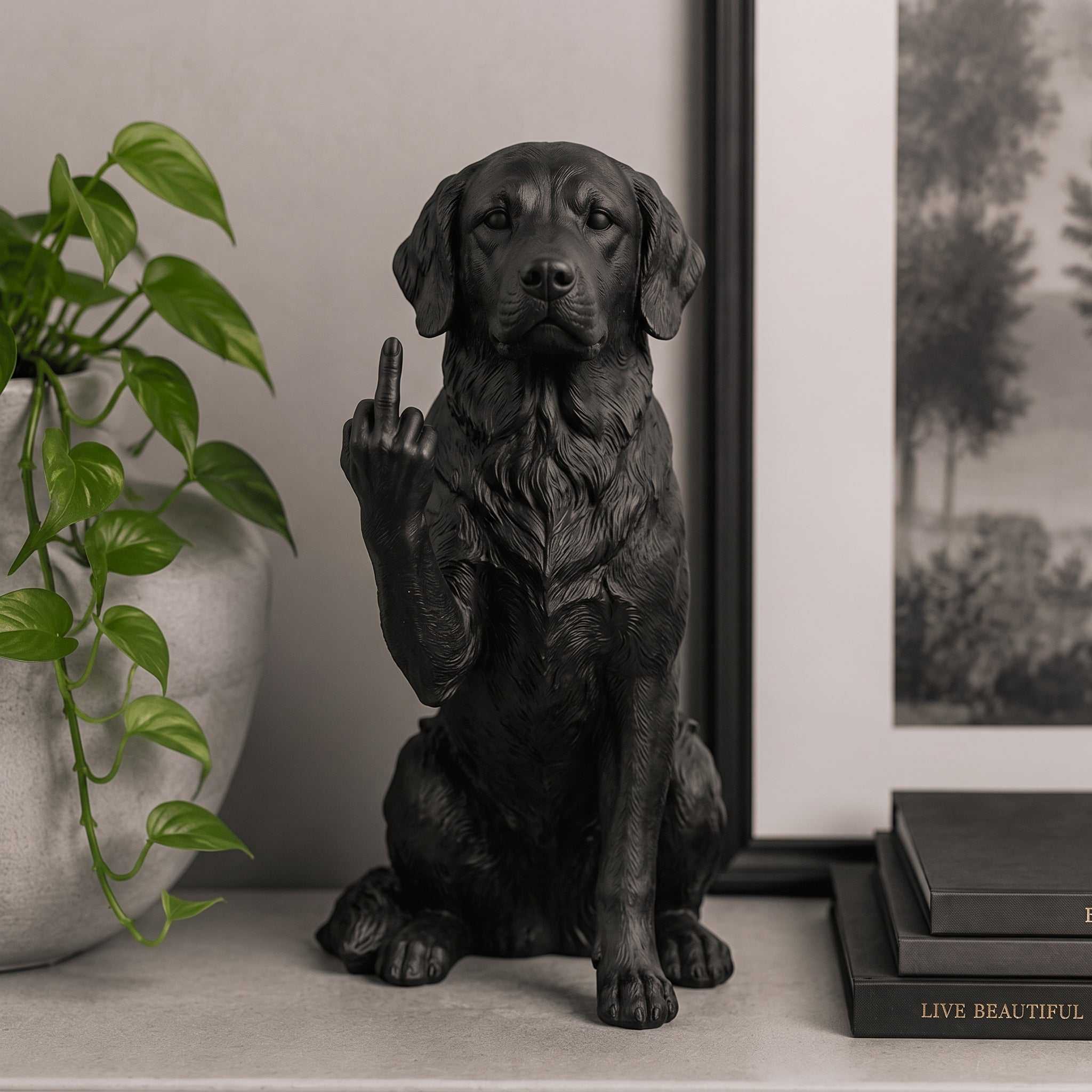 Statuetta Golden Retriever in resina nera, dolce e fedele, finitura artigianale italiana.