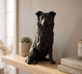 Statuetta Border Collie in resina nera e bianca, raffinata e artigianale
