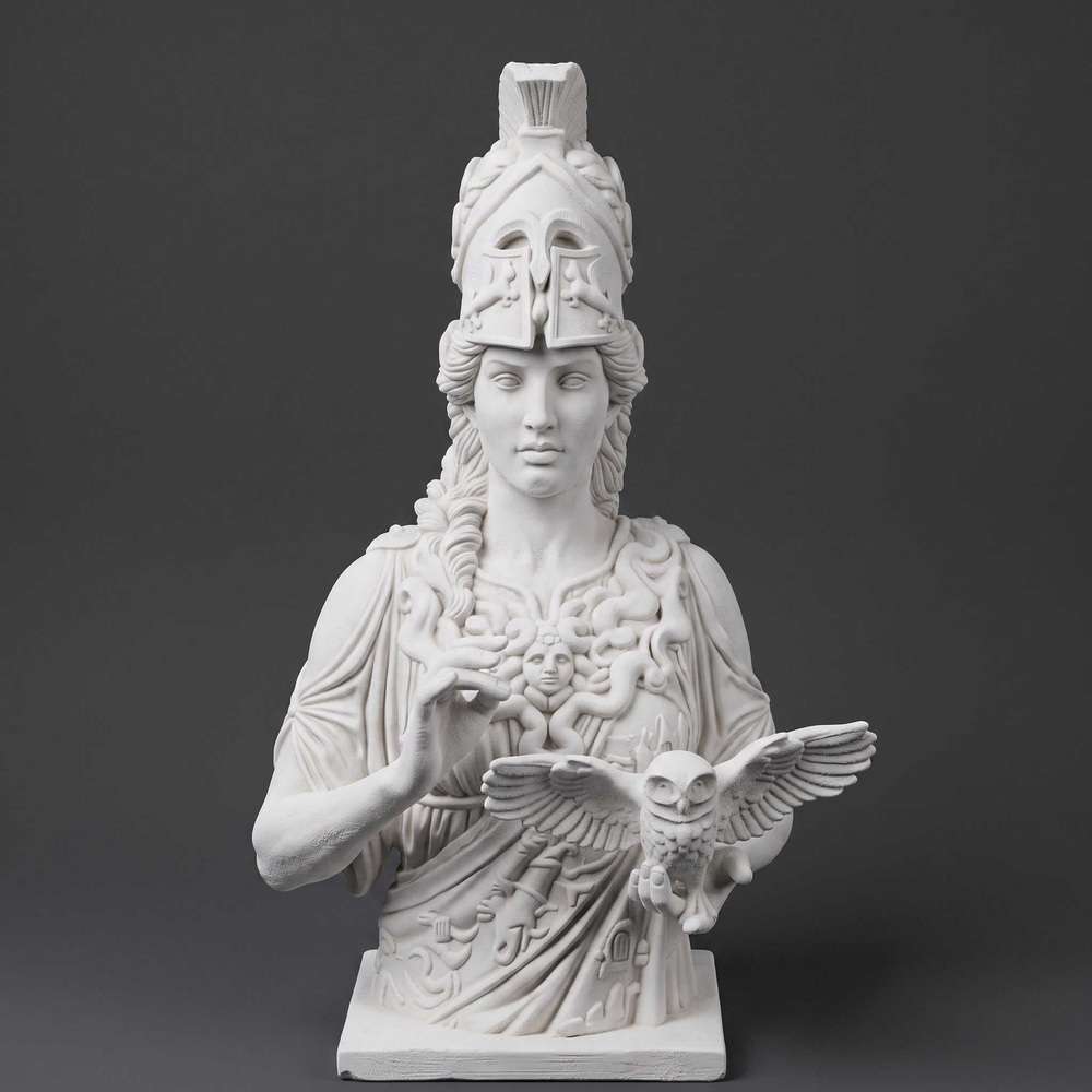 Busto di Atena Parthenos in resina con elmo corinzio e civetta, scultura artigianale italiana ideale per decorazioni neoclassiche e spazi di studio