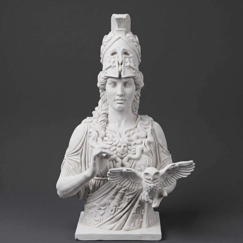 Busto di Atena Parthenos in resina con elmo corinzio e civetta, scultura artigianale italiana ideale per decorazioni neoclassiche e spazi di studio