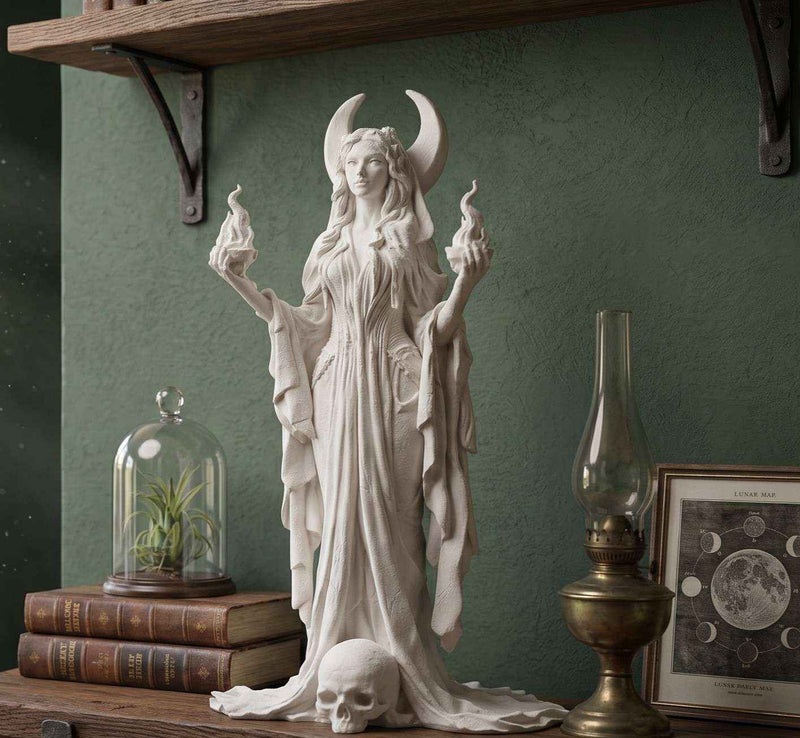 "Ecate / Hecate" in Resina Effetto Gesso Bianco - Scultura Classica Dea della Luna e della Magia con Torce Fiammeggianti e Teschio - Soprammobile d'Arte, Wicca e Decorazione per Casa e Altare