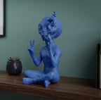 Alienígena azul fumando en meditación | Estatua decorativa de arte pop y diseño para estante o escritorio