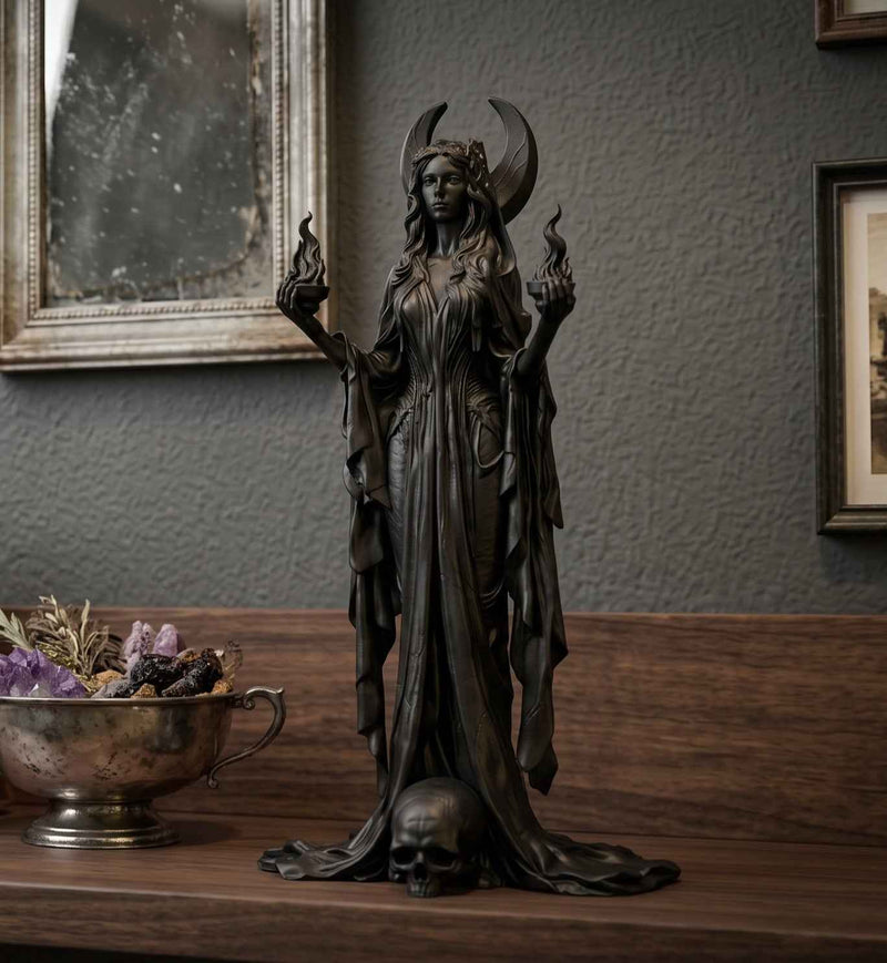 Statua di Ecate gotica vista da vicino con teschio ai piedi