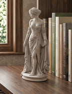 Statuetta "Venere / Dea della Bellezza" in Resina Effetto Gesso Bianco - Scultura Neoclassica d'Arredo con Abito Drappeggiato e Dettagli Finemente Intagliati - Soprammobile Elegante per Casa, Studio e Salotto