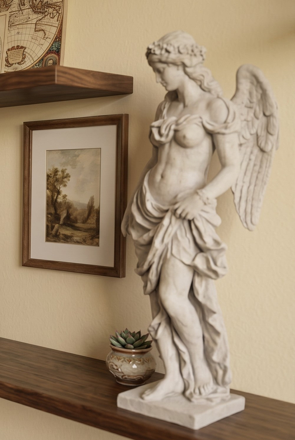 Dettaglio delle ali piumate della scultura Angelo Sensuale in resina bianca opaca