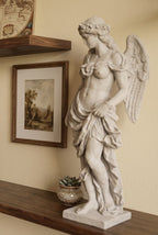 Dettaglio delle ali piumate della scultura Angelo Sensuale in resina bianca opaca