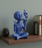 Alienígena azul fumando en meditación | Estatua decorativa de arte pop y diseño para estante o escritorio