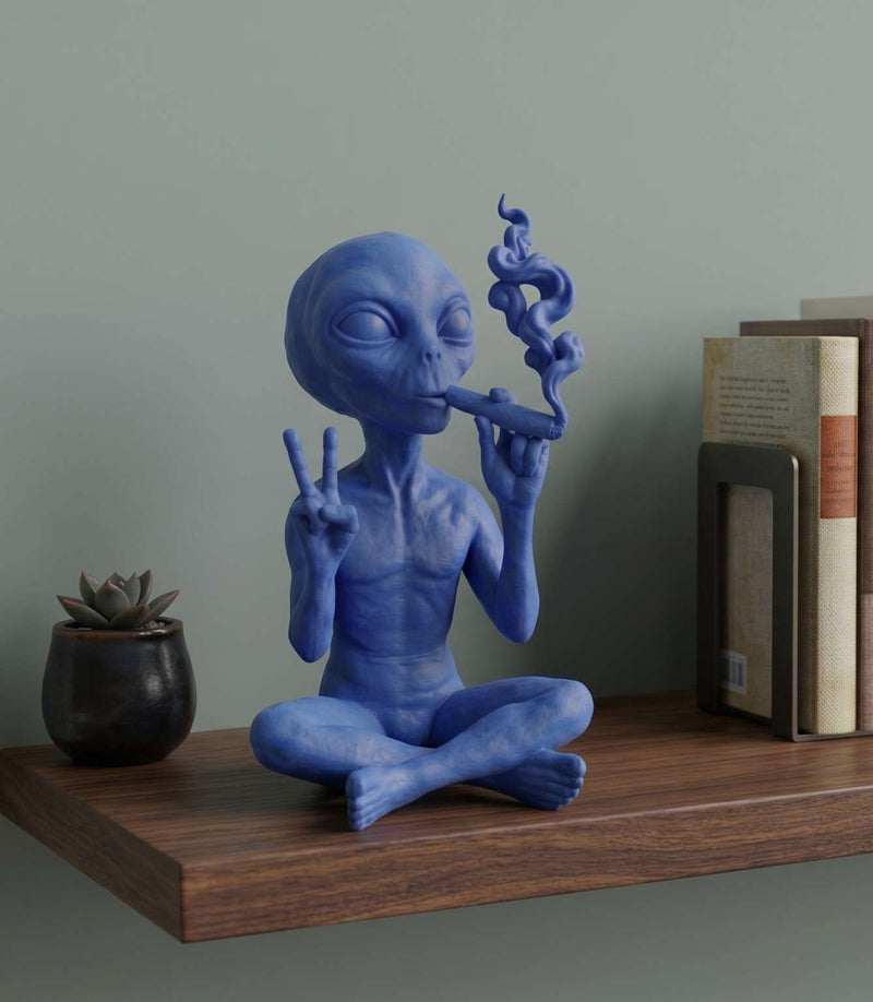 Alieno Blu che Fuma in Meditazione | Statua Decorativa Pop Art & Design da Mensola & scrivania