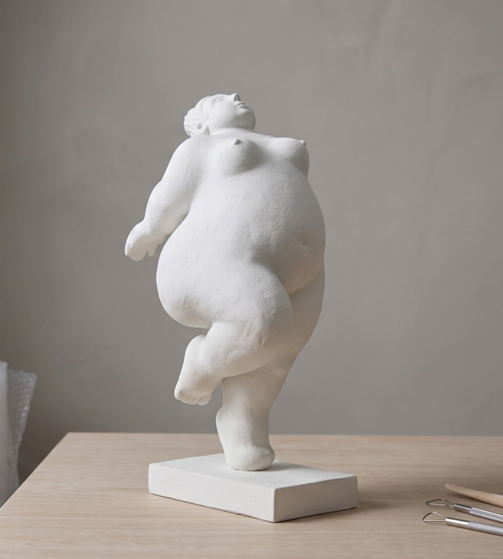 Statuetta Madre Natura in resina effetto gesso bianco, scultura femminile minimalista