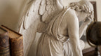 Estátua do Anjo Caído, A Queda de Lúcifer, em Resina com Efeito de Gesso | Escultura Dark Academia, Decoração Gótica e Fantástica
