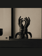 Étreinte — Scultura Contemporanea «Mani Legate» in Resina Nera Opaca (27 cm) - Taraflo