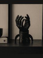 Étreinte — Scultura Contemporanea «Mani Legate» in Resina Nera Opaca (27 cm) - Taraflo