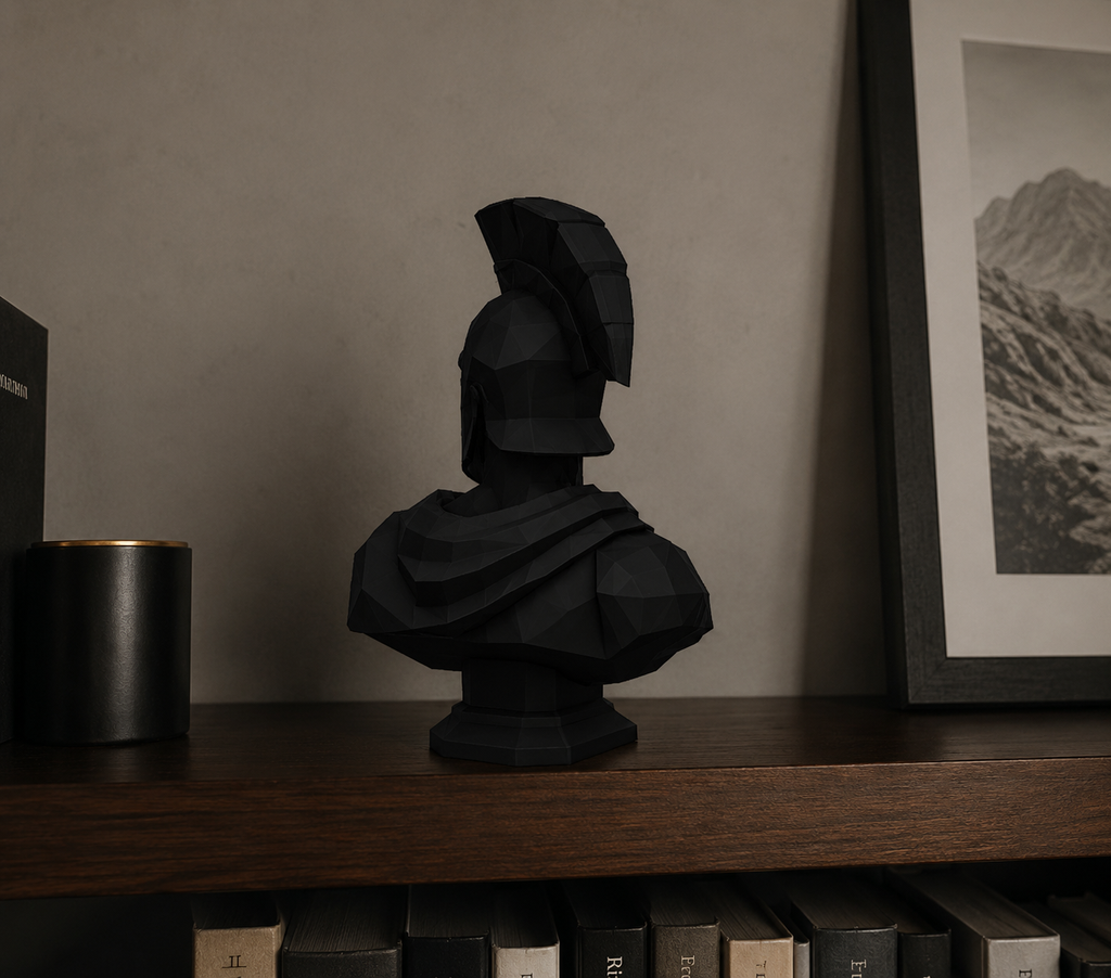 Busto Spartano Low Poly in Resina Nera Opaca – Scultura Decorativa dal Design Moderno