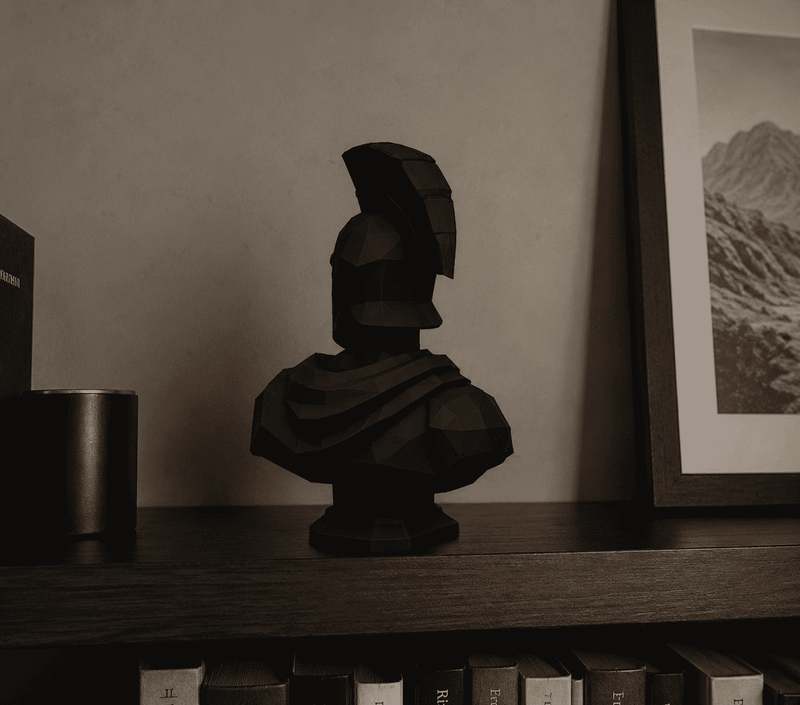 Busto Spartano Low-Poly — Scultura da Collezione in Resina Nera Opaca - Taraflo