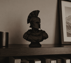 Busto Spartano Low-Poly — Scultura da Collezione in Resina Nera Opaca - Taraflo