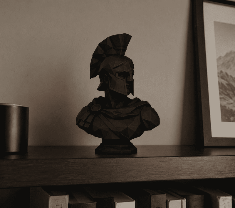 Busto Spartano Low-Poly — Scultura da Collezione in Resina Nera Opaca - Taraflo