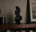 Busto Spartano Low Poly in Resina Nera Opaca – Scultura Decorativa dal Design Moderno