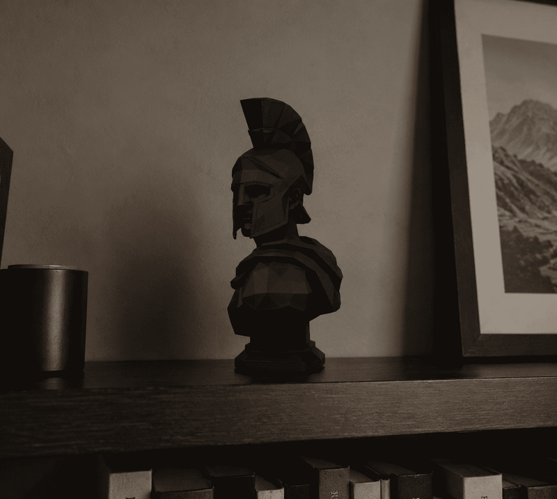 Busto Spartano Low-Poly — Scultura da Collezione in Resina Nera Opaca - Taraflo