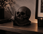Memento Mori — Scultura Teschio su Lumaca in Resina Nera Opaca - Taraflo