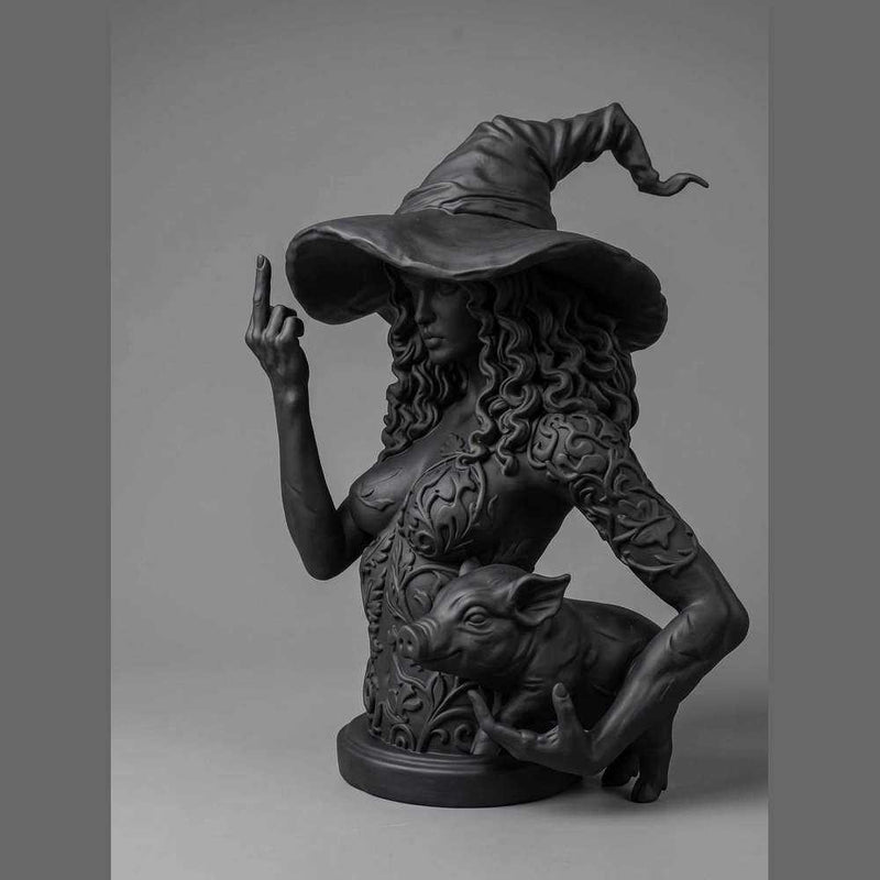 Circe, statuetta della maga ribelle in resina nera opaca, dettaglio