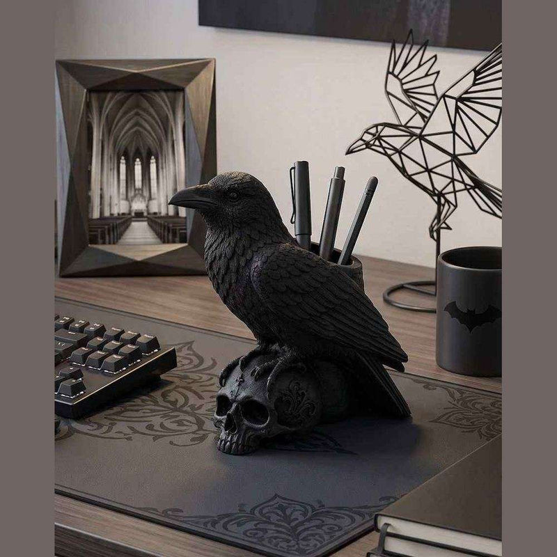Corvo su Teschio — Portapenne Gotico in Resina Nera Opaca (20 cm)
