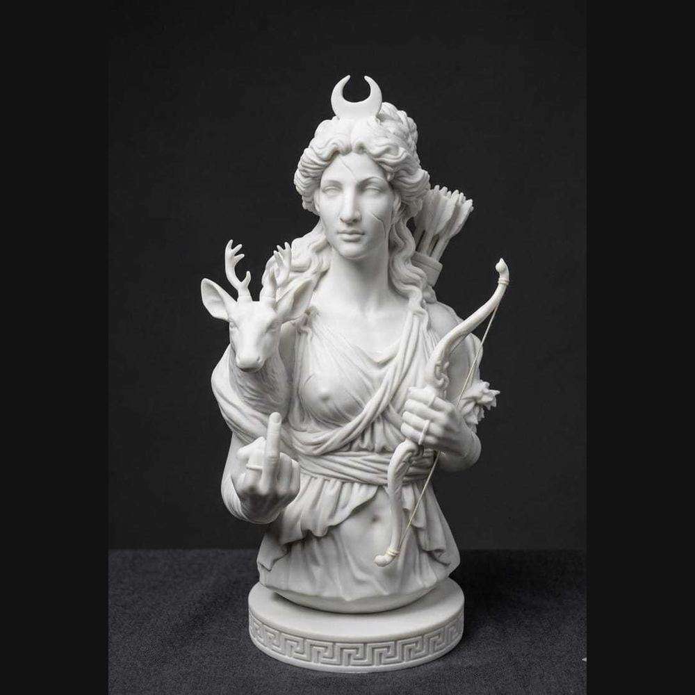 Diana Ribelle — Statuetta della Dea della Caccia in Resina: Un Tocco di Mitologia Greca e Eroi - Taraflo
