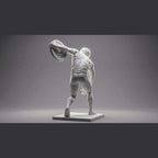 Moderner Diskuswerfer mit Fitnessgewicht aus mattem weißem Gipsoptik-Harz – Von der klassischen griechischen Kunst inspirierte Statue – Zeitgenössische Fitnessskulptur