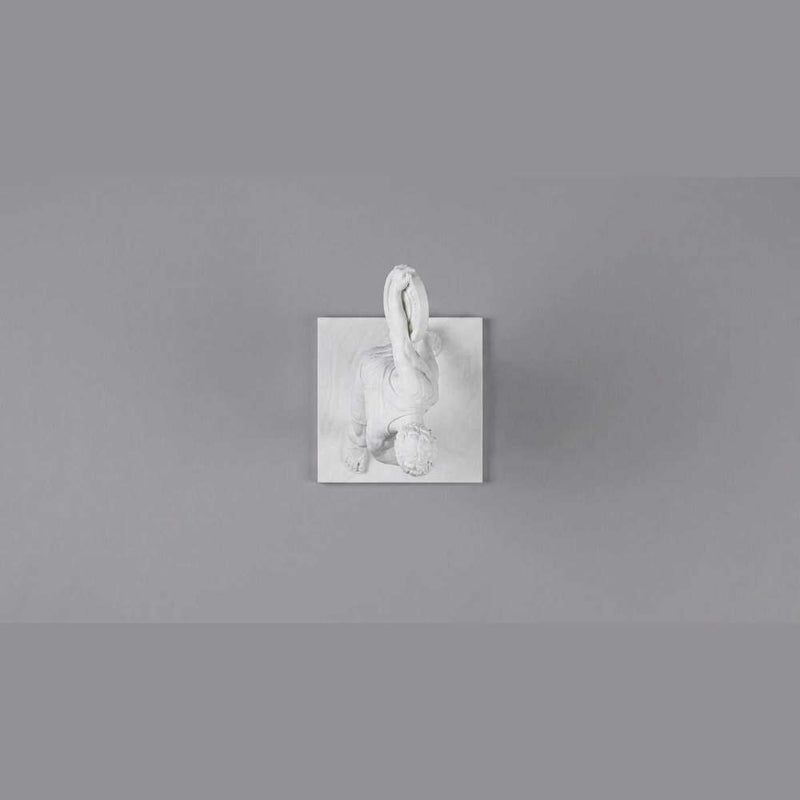 Discobolo Moderno con Peso da Palestra in Resina Effetto Gesso Bianca Opaca – Statua Ispirata all'Arte Greca Classica – Scultura Fitness Contemporanea