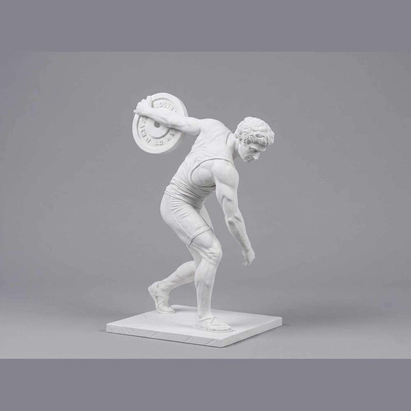 Discobolo Moderno con Peso da Palestra in Resina Effetto Gesso Bianca Opaca – Statua Ispirata all'Arte Greca Classica – Scultura Fitness Contemporanea