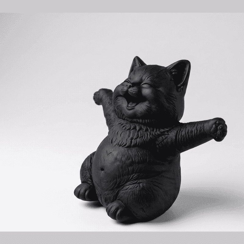 Gattino Felice a Braccia Aperte — Statuetta Decorativa in Resina Opaca - Taraflo