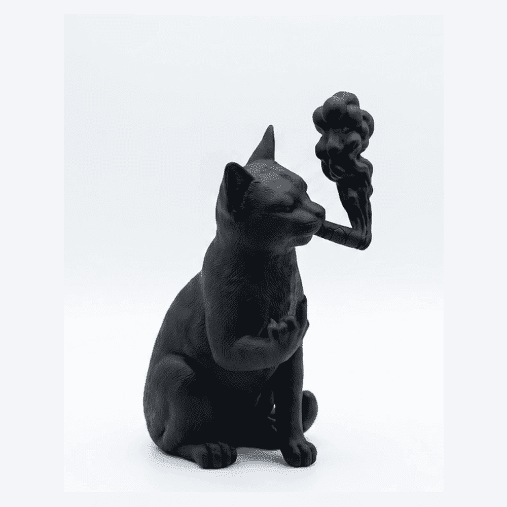 Gatto Nero «Ribelle» con Sigaro — Statuetta da Collezione in Resina Nera Opaca - Taraflo