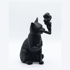 Gatto Nero «Ribelle» con Sigaro — Statuetta da Collezione in Resina Nera Opaca - Taraflo