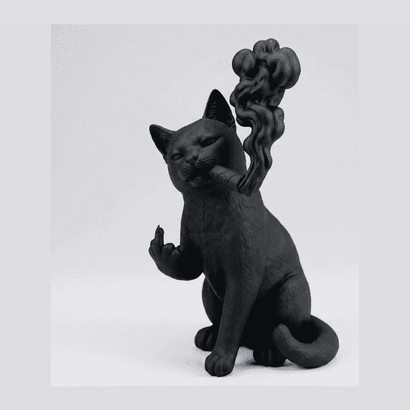 Gatto Nero «Ribelle» con Sigaro — Statuetta da Collezione in Resina Nera Opaca - Taraflo